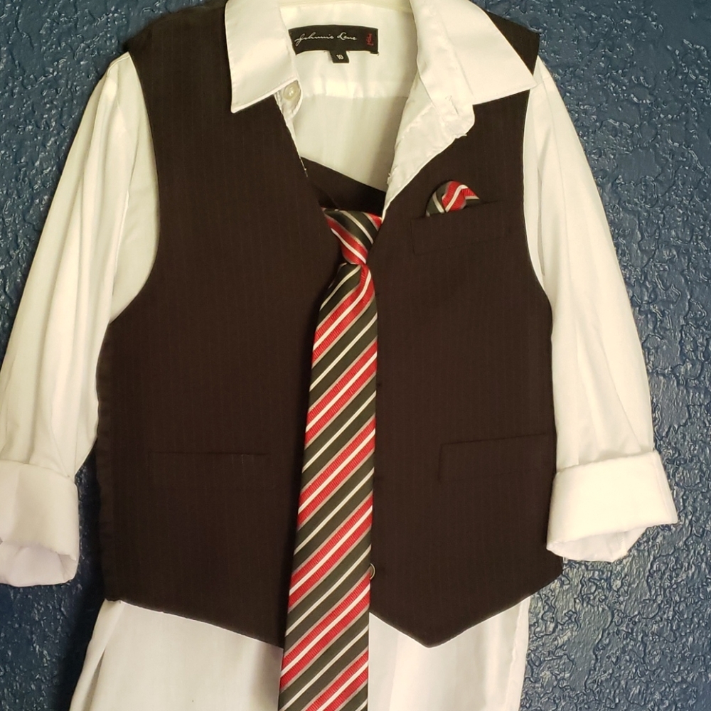 Pant suit set. Dress up suit with tie